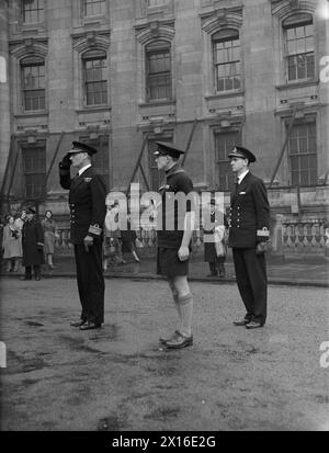 Le 16 avril 1944 à Londres, un service spécial pour les Scouts marins dimanche a eu lieu à St Martin-in-the-Fields. Le contre-amiral Servaes a pris le salut à l'arche de l'Amirauté pendant le passé de mars des Scouts de mer, accompagné du commissaire P Denham Christie et du commandant de la solde G A Henderson, RN. Banque D'Images