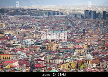 Vue aérienne de Naples en Italie avec ses innombrables dômes d'églises (par exemple la Santissima Trinità dei Pellegrini, la Basilique dello Spirito Santo, le S. Banque D'Images