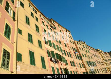 Camogli est un village marin de Ligurie avec de grandes maisons méditerranéennes aux couleurs vives. Banque D'Images