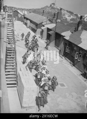 L'ARMÉE BRITANNIQUE AU ROYAUME-UNI 1939-45 - les filles ATS et les équipages de canons de la batterie lourde 177 se précipitent pour « prendre poste » à Fort Crosby près de Liverpool, en Angleterre. Cette opération d'entraînement faisait partie des préparatifs britanniques pour repousser la menace d'invasion allemande de 1940, British Army, Royal Artillery, 177 Heavy Battery, British Army, service territorial auxiliaire Banque D'Images