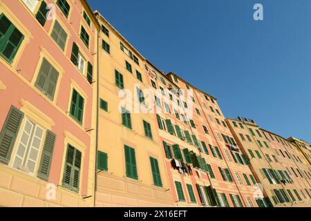 Camogli est un village marin de Ligurie avec de grandes maisons méditerranéennes aux couleurs vives. Banque D'Images