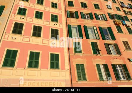 Camogli est un village marin de Ligurie avec de grandes maisons méditerranéennes aux couleurs vives. Banque D'Images