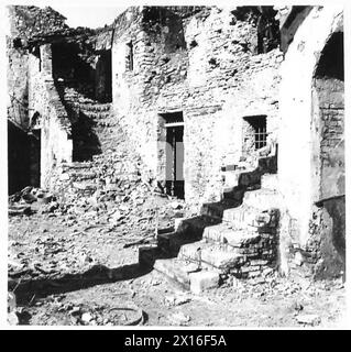 ITALIE : HUITIÈME ARMYDESOLATION À VILLA GRANDE - cela aurait pu arriver à toutes les villes d'Italie si elle n'avait pas capitulé. En entrant pour la première fois dans la ville de Villa Grande, il est impossible de trouver le nom de la ville, car tous les panneaux ont été détruits dans les combats. La ville n'a pas de population civile, et il n'y a pas une maison complète debout. Même les quelques soldats bloqués dans la ville ont trouvé extrêmement difficile de trouver une pièce qui n'a pas souffert de l'holocauste de la guerre qui a fait rage dans et autour de la ville. Il y a quelques animaux morts, qui augmentent l'air de la mort et de la désolation. T Banque D'Images