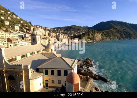 Camogli signifie maison de chandails parce que dans la mer Ligure les maris marins étaient toujours par la mer. Banque D'Images