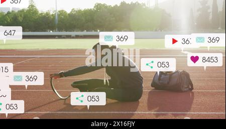 Image de barres de notification sur un athlète afro-américain effectuant des étirements sur une piste de course Banque D'Images