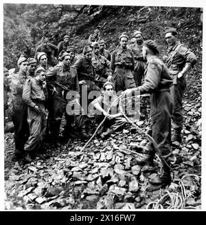 Soldats du Commando français dans un dépôt pratiquant l'escalade, avec un instructeur démontrant les techniques appropriées de nouage des nœuds pour la sécurité des cordes pendant les exercices d'entraînement. Banque D'Images