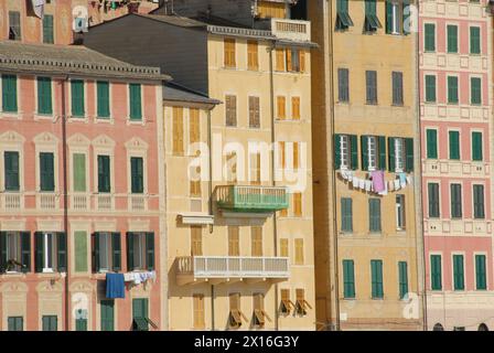 Camogli est un village marin de Ligurie avec de grandes maisons méditerranéennes aux couleurs vives. Banque D'Images