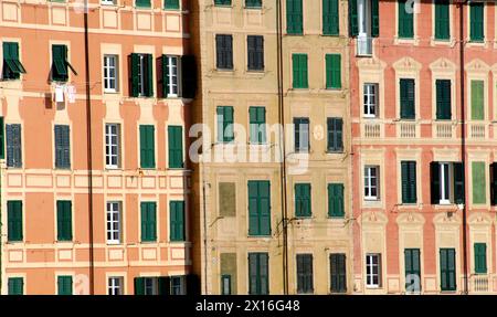 Camogli est un village marin de Ligurie avec de grandes maisons méditerranéennes aux couleurs vives. Banque D'Images