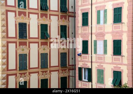 Camogli est un village marin de Ligurie avec de grandes maisons méditerranéennes aux couleurs vives. Banque D'Images