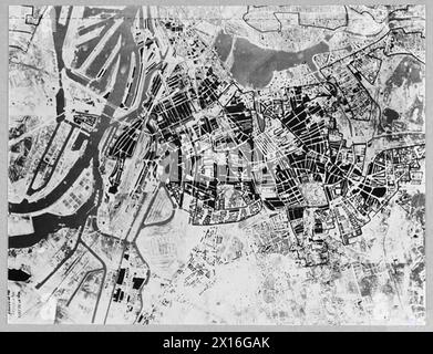 DÉGÂTS CAUSÉS PAR LA BOMBE À HAMBOURG : INTERPRÉTATION FINALE ET RAPPORTS D'ÉVALUATION. - (Photo publiée en 1943) Une photographie de l'une des cartes est de six milles et deux tiers sur cinq milles. Cette zone est d'environ 33 milles carrés. Les sections très noires représentent les zones qui ont été complètement dévastées par la Royal Air Force Banque D'Images