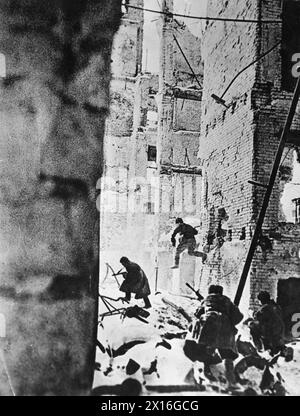 LA BATAILLE DE STALINGRAD, AOÛT 1942-FÉVRIER 1943 - infanterie soviétique en action dans les ruines de l'Armée rouge de Stalingrad Banque D'Images