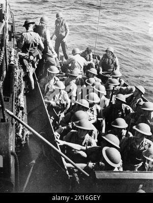 Le 30 août 1945 à 9h45 dans la baie de Tokyo, les Royal Marines britanniques et le personnel naval débarquent des destroyers américains, l'USS Sims servant de navire de quartier général pendant le débarquement. Banque D'Images