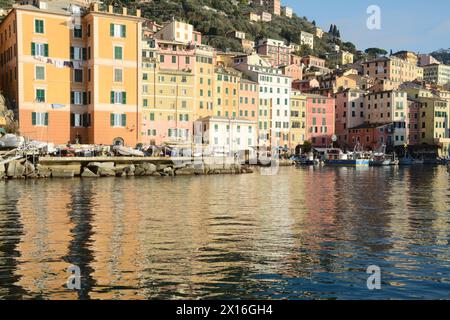 Camogli est un village marin de Ligurie avec de grandes maisons méditerranéennes aux couleurs vives. Banque D'Images