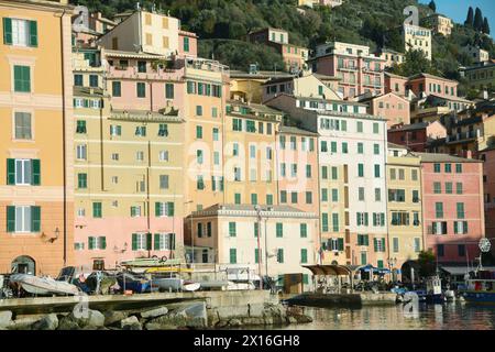 Camogli est un village marin de Ligurie avec de grandes maisons méditerranéennes aux couleurs vives. Banque D'Images