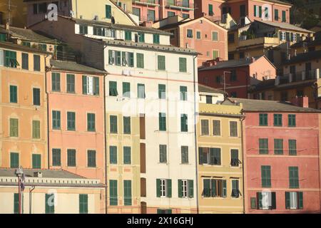 Camogli est un village marin de Ligurie avec de grandes maisons méditerranéennes aux couleurs vives. Banque D'Images