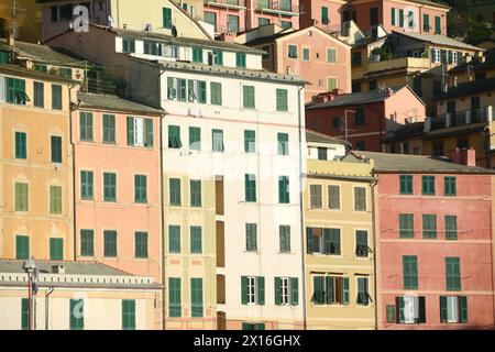 Camogli est un village marin de Ligurie avec de grandes maisons méditerranéennes aux couleurs vives. Banque D'Images