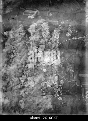 Les bombardiers Avro Lancaster du RAF Bomber Command attaquent un carrefour près de Villers-Bocage, en Normandie, pour perturber le mouvement des 2e et 9e divisions de Panzer SS. Le raid de jour impliqua 266 avions des groupes nos3, 4 et 8 à 4 000 pieds, larguant 1 100 tonnes de bombes en utilisant des indicateurs de cible Pathfinder, 1942-1945. Banque D'Images