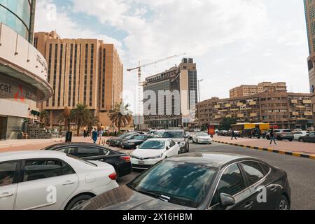 Le trafic passe devant un rond-point à Kuwait City, Koweït Banque D'Images