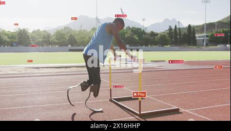 Image de barres de notification, homme afro-américain faisant étirement tenant la haie sur la piste de course Banque D'Images