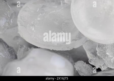 glaçons congelés de l'eau potable, beaucoup de glaçons de l'eau propre Banque D'Images