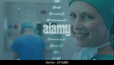 Image d'un brin d'adn sur une femme chirurgienne caucasienne avec masque facial Banque D'Images