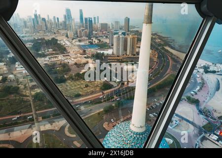 Vue sur la sphère inférieure et la ligne d'horizon de la ville depuis la plate-forme d'observation publique Kuwait Towers, Koweït City Banque D'Images