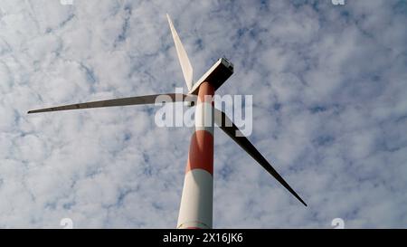 Éolienne contre le ciel en toile de fond : symbole de l'énergie durable Banque D'Images