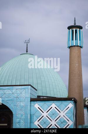 Hambourg, Allemagne. 15 avril 2024. Vue extérieure de la Mosquée Imam Ali (Mosquée bleue) avec le Centre islamique Hambourg (IZH) sur l'Alster extérieur. Au vu de l’attaque iranienne contre Israël, les appels à la fermeture du Centre islamique de Hambourg (IZH), classé comme extrémiste, se font de plus en plus entendre. Crédit : Christian Charisius/dpa/Alamy Live News Banque D'Images