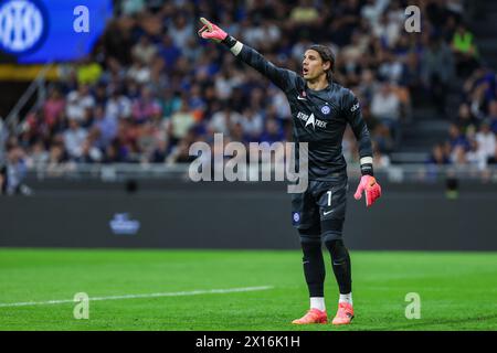 Milan, Italie. 14 avril 2024. Yann Sommer du FC Internazionale fait des gestes lors du match de football de Serie A 2023/24 entre le FC Internazionale et Cagliari Calcio au stade Giuseppe Meazza. Score final ; Inter 2:2 Cagliari. (Photo de Fabrizio Carabelli/SOPA images/Sipa USA) crédit : Sipa USA/Alamy Live News Banque D'Images