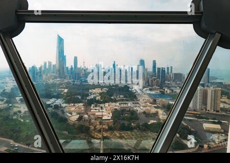 Vue sur la sphère inférieure et la ligne d'horizon de la ville depuis la plate-forme d'observation publique Kuwait Towers, Koweït City Banque D'Images