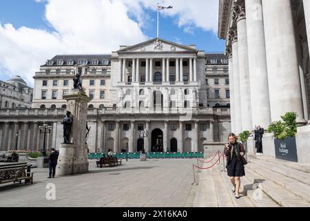 Londres, Royaume-Uni. 15 avril 2024. Une vue générale de l'extérieur de la Banque d'Angleterre dans la City de Londres. Un rapport de Ben Bernanke, l’ancien chef de la réserve fédérale américaine, a critiqué le récent bilan de la Banque d’Angleterre en matière de prévisions de l’inflation et de la trajectoire des taux d’intérêt, qui ont été sapés par des méthodes obsolètes, de vieux logiciels et un manque de communication claire avec le public. Credit : Stephen Chung / Alamy Live News Banque D'Images