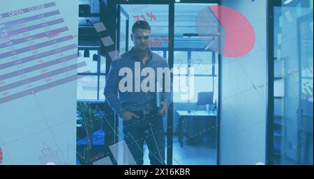 Image de données financières et graphiques sur l'homme d'affaires caucasien prospère au bureau Banque D'Images