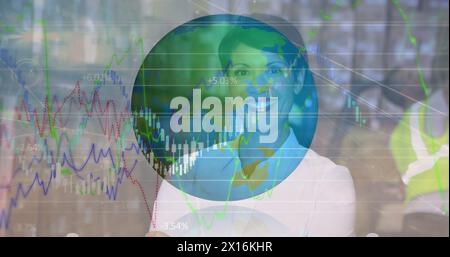 Image des graphiques financiers et du globe sur l'ouvrière féminine biraciale heureuse Banque D'Images