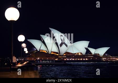 Sydney. 15 avril 2024. Cette photo prise le 15 avril 2024 montre l'Opéra de Sydney illuminé d'un ruban noir pour pleurer les victimes de l'attaque au couteau à l'intérieur du Westfield Shopping Center à Bondi Junction le 13 avril, à Sydney, en Australie. Crédit : Wang Qi/Xinhua/Alamy Live News Banque D'Images