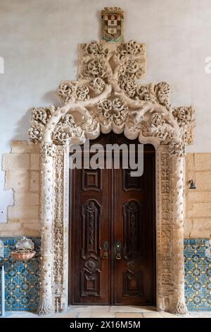 Entrées richement décorées de la sacristie manuéline, du monastère d'Alcobaça ou du monastère d'Alcobasa. Portugal. Banque D'Images