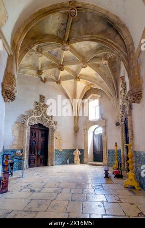 Voûte manuéline, entrées de la sacristie. Le monastère d'Alcobaça (Mosteiro de Alcobaça) ou monastère d'Alcobasa est un complexe monastique catholique locat Banque D'Images