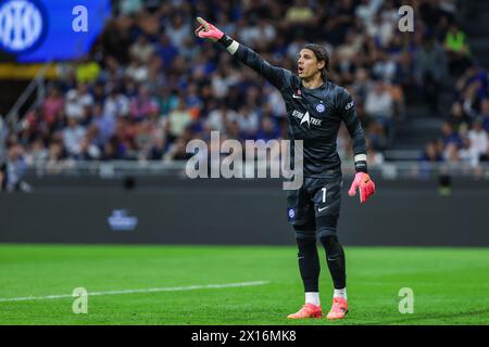 Milan, Italie. 14 avril 2024. Yann Sommer du FC Internazionale fait des gestes lors du match de football de Serie A 2023/24 entre le FC Internazionale et Cagliari Calcio au stade Giuseppe Meazza. Score final ; Inter 2:2 Cagliari. Crédit : SOPA images Limited/Alamy Live News Banque D'Images