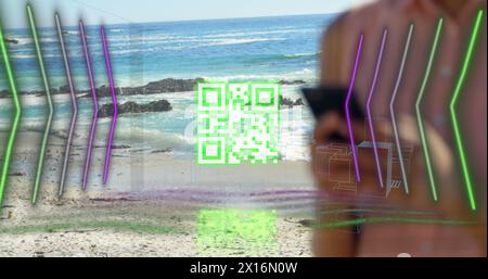Image de qr code, lignes numériques avec des gratte-ciel sur une femme caucasienne utilisant le téléphone à la plage Banque D'Images