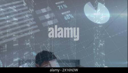 Image de graphiques financiers et de données sur des médecins femmes et hommes caucasiens parlant Banque D'Images