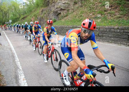 Neurmarkt/Egna, Italie. 15 avril 2023, Neurmarkt/Egna, Italie ; UCI Tour of the Alps Road Cycling Race, étape 1 Neurmarkt/Egna à Kurtining/Cortina ; US Team Lidl Trek mène le peloton crédit : action plus Sports images/Alamy Live News Banque D'Images