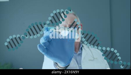 Image de brins d'adn au-dessus d'un médecin masculin caucasien portant un masque facial portant un tube avec vaccin Banque D'Images