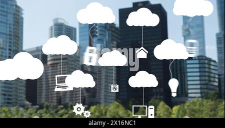Image d'icônes numériques suspendues à plusieurs nuages contre de grands bâtiments Banque D'Images
