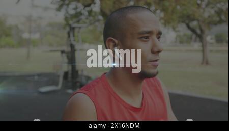 Image de lumière incandescente et de connexions sur un homme biracial avec des écouteurs exerçant Banque D'Images