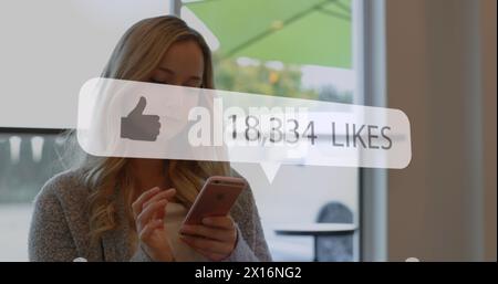 Image de l'icône des médias sur femme d'affaires caucasienne à l'aide d'un smartphone Banque D'Images