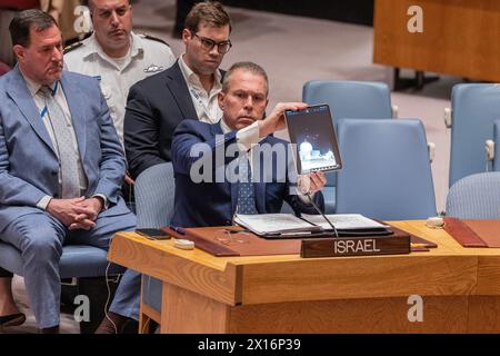 New York, New York, États-Unis. 14 avril 2024. L’ambassadeur d’Israël Gilad Erdan parle alors qu’il montre une vidéo d’une attaque iranienne repoussée sur la mosquée Al-Aqsa à Jérusalem lors d’une réunion d’urgence du Conseil de sécurité sur la situation au moyen-Orient au siège de l’ONU à New York. La réunion a été convoquée à la demande de la Mission israélienne après une attaque sans précédent de l’Iran contre Israël lancée depuis l’Iran, l’Irak et le Yémen avec des drones, des missiles de croisière et des missiles balistiques. 99% d'entre eux ont été abattus par la défense aérienne israélienne et avec l'aide des forces américaines situées dans la région. (Crédit image : © le Banque D'Images