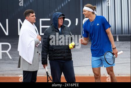 Munich, Allemagne. 15 avril 2024. Tennis : ATP Tour - Munich. Alexander Zverev (à droite), son frère Mischa Zverev (à gauche) et son père Alexander Mikhailovitch Zverev (au centre) pendant la formation. Crédit : Lukas Barth/dpa/Alamy Live News Banque D'Images
