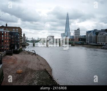 Le Shard, également appelé le Shard London Bridge et anciennement London Bridge Tower, est un développement à usage mixte de 72 étages en forme de pyramide Banque D'Images