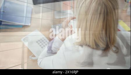 Image d'une femme d'affaires caucasienne utilisant un ordinateur au-dessus des gens marchant Banque D'Images