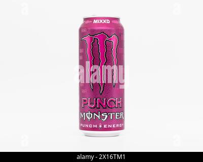 Boisson Monster Energy MIXXD Punch. La canette est de couleur violette avec la griffe emblématique. La boisson a le goût d'un mélange de jus de fruits tropicaux. Banque D'Images