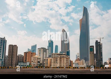 Gratte-ciel dans le quartier des affaires de Koweït City, notamment la tour Al Hamra (la plus haute) et la tour NBK (de forme ovale) Banque D'Images